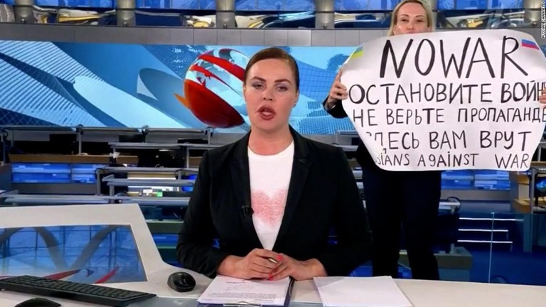 ニュース番組の放送中に戦争反対のメッセージを掲げた女性が乱入した/Russian Channel 1