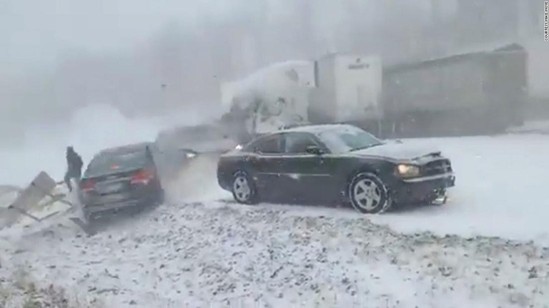 米東部ペンシルベニア州の幹線道路を襲ったスノースコールで約４０台の車が追突/courtesy Mike Moye