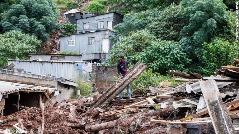 教会だった建物の残骸＝クラモント/Phill Magakoe/AFP/Getty Images