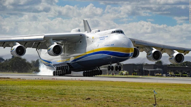 オーストラリアのパース空港に着陸するＡｎ２２５。エンジンは６基ある＝２０１６年５月１５日/GREG WOOD/AFP via Getty Images