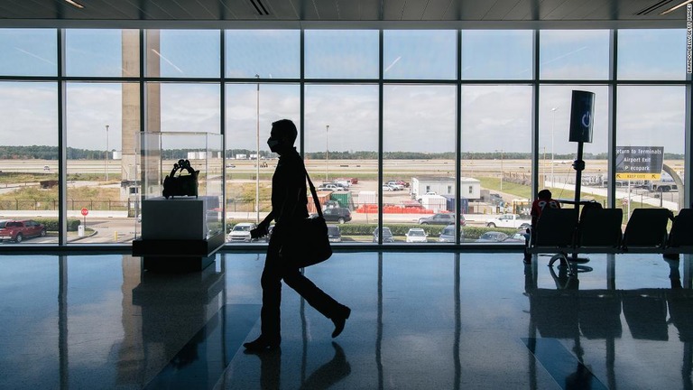 米航空各社は１８日、マスク着用義務を撤廃すると発表した/Brandon Bell/Getty Images 