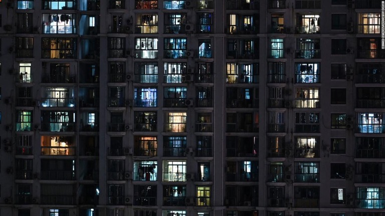 ロックダウン（都市封鎖）が行われている中国・上海市の様子＝１７日/Hector Retamal/AFP/Getty Images