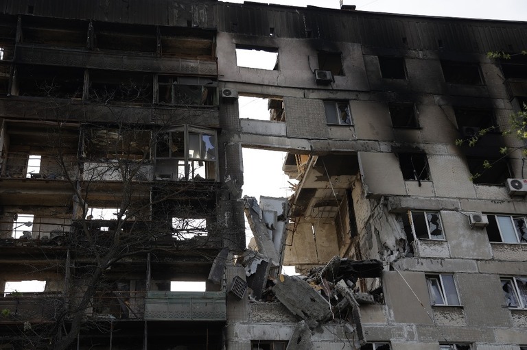 ロシア軍と親ロシア派の支配下で激しく損壊したマリウポリの建物/Leon Klein/Anadolu Agency/Getty Images