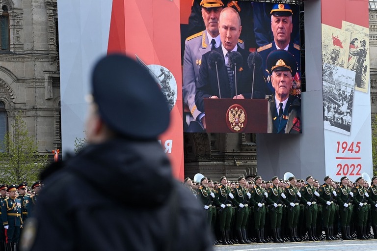 演説を行うプーチン大統領を映し出しすスクリーン＝９日、ロシア首都モスクワの赤の広場/Photo by KIRILL KUDRYAVTSEV/AFP via Getty Images