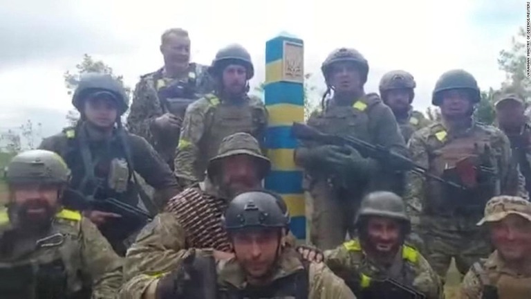 青と黄色に塗られた棒とウクライナ軍部隊/Ukrainian Ministry of Defence/Reuters