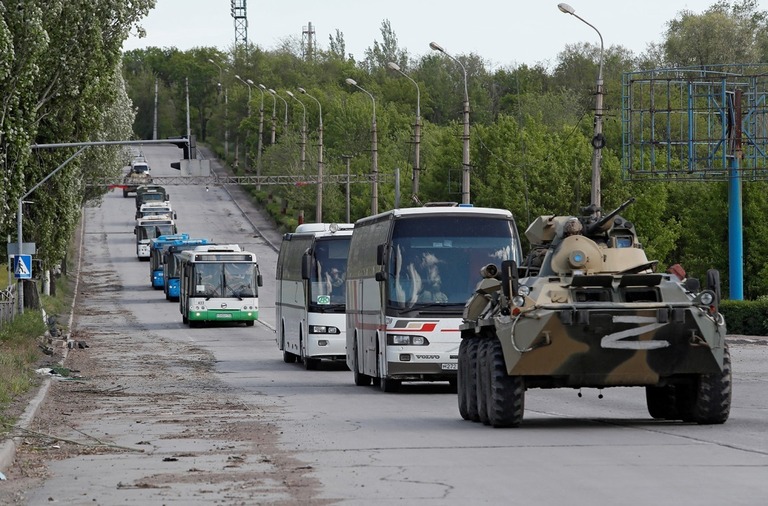 親ロシア派の軍の護衛のもと投稿したウクライナの兵士を乗せたバスがアゾフスターリ製鉄所を後にする＝１７日/Alexander Ermochenko/Reuters