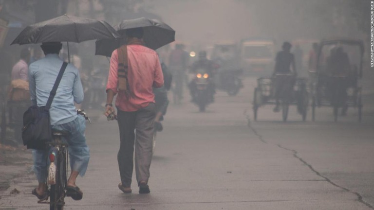 大気汚染により白いもやがかかったように見えるインド東部コルカタの通り＝２０２１年１２月４日/Debajyoti Chakraborty/NurPhoto/Getty Images