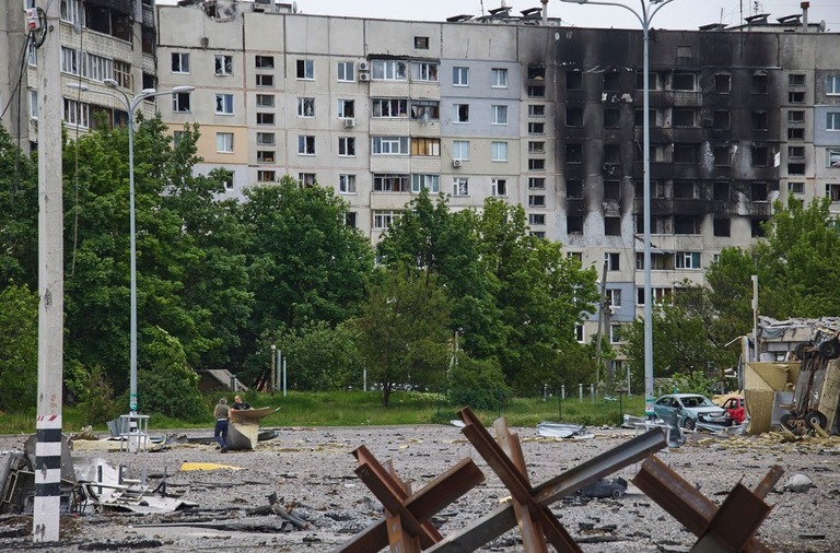 損壊した集合住宅＝２６日、ウクライナ・ハルキウ/Sergey Kozlov/EPA-EFE/Shutterstock