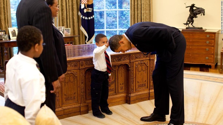 ５歳のフィラデルフィアさんがオバマ氏の頭髪に触れる２００９年撮影の写真/Pete Souza/The White House/Getty Images