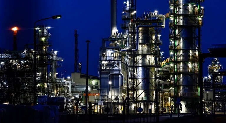 ＥＵはロシア産エネルギーの最大の買い手だ。画像はロシア石油大手ロスネフチが過半数の権益を持つドイツ・シュベートのＰＣＫ製油所/Hannibal Hanschke/Getty Images/File