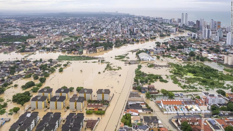 洪水に見舞われた州都レシフェの様子＝２９日、ブラジル・ペルナンブコ州/Diogo Duarte/Anadolu Agency/Getty Images
