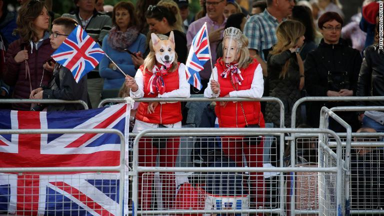 女王と飼い犬のお面をかぶった人たち＝２日/Peter Nicholls/Reuters