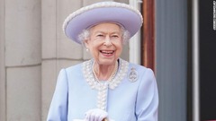 バッキンガム宮殿のバルコニーからパレードを見るエリザベス女王＝２日、ロンドン