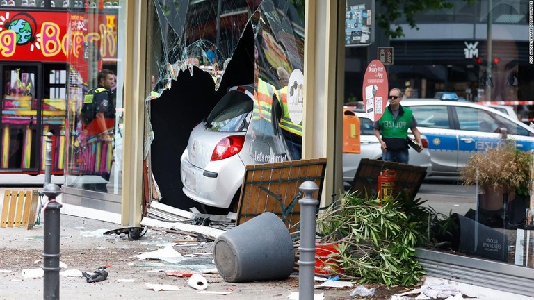 ベルリンの繁華街のウインドーに突っ込んだ車両/Odd Andersen/AFP/Getty Images