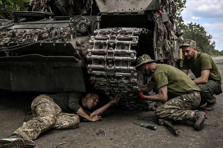 戦車を修理するウクライナ軍の兵士＝７日、ウクライナ・ドンバス
/Aris Messinis/AFP/Getty Images