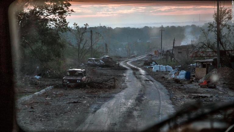 戦闘によって破壊された車両の残骸＝８日、ウクライナ・ルハンスク州/Oleksandr Ratushniak/AP