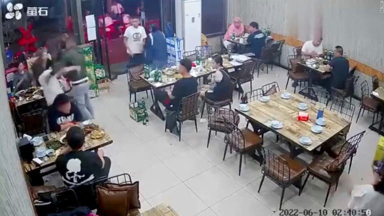 中国飲食店での女性暴行事件を巡り、追加情報がないことを訝る声が広がっている/Reuters