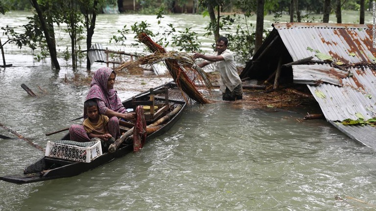 避難前に身の回りの物を集める一家＝１９日・バングラデシュ・シレット/Syed Mahamudur Rahman/Reuters