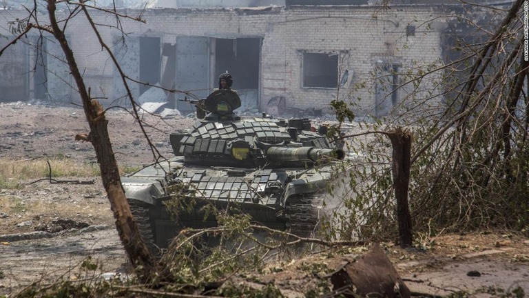 激しい戦闘が繰り広げられているセベロドネツクの前線に配備されたウクライナ軍の戦車/Oleksandr Ratushniak/AP/File