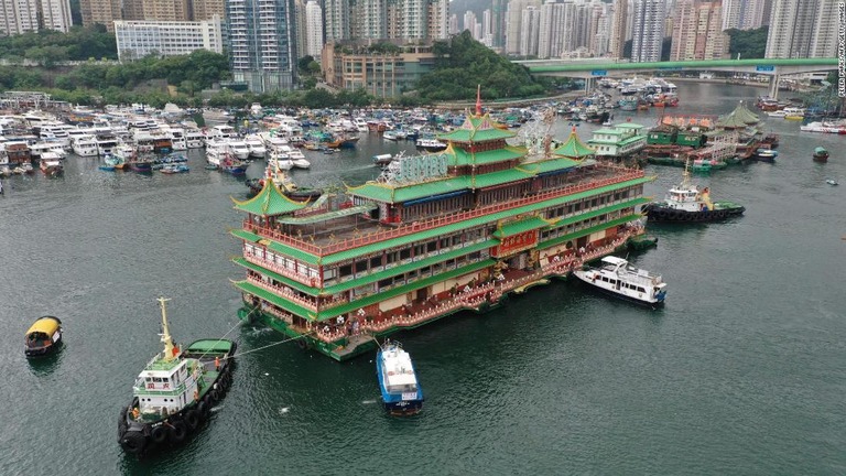 引き船につながれ、香港の停泊地を離れる水上レストラン「珍宝王国」/Peter Parks/AFP/Getty Images