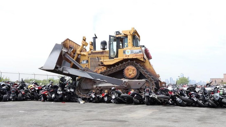 市街の違法走行で押収された大量のオフロード用バイクがブルドーザーに踏みつぶされた