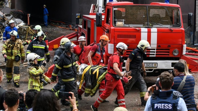 負傷者を搬送する救急隊＝２６日、ウクライナ首都キーウ（キエフ）/Maxym Marusenko/NurPhoto/Getty Images