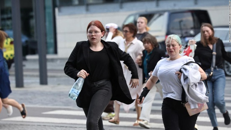 ショッピングセンターから逃げ出す人々＝３日、デンマーク首都コペンハーゲン/Ritzau Scanpix/Olafur Steinar Gestsson/Reuters