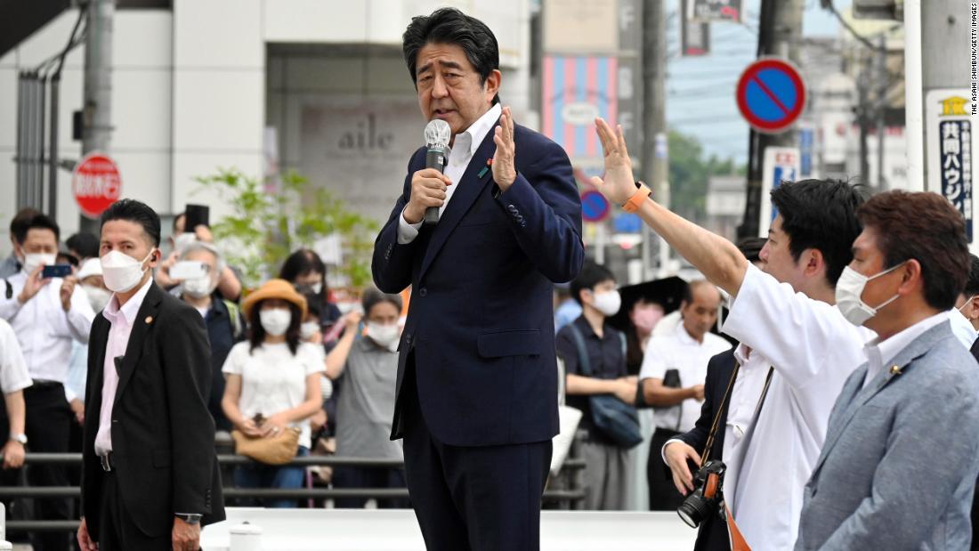 安倍晋三元首相、白昼の銃撃で暗殺される - CNN.co.jp