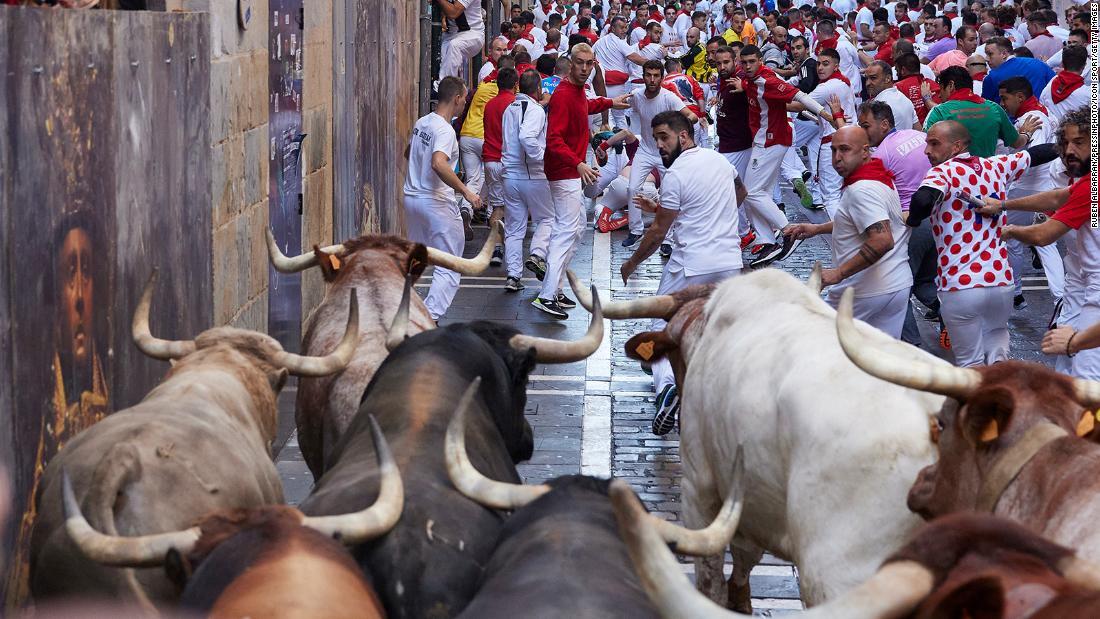 牛追い祭り、３年ぶりに復活 ６人負傷 スペイン - CNN.co.jp