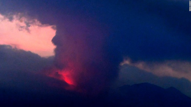 噴煙を上げる桜島（長時間露光）＝２４日、鹿児島市/Kyodo News/AP