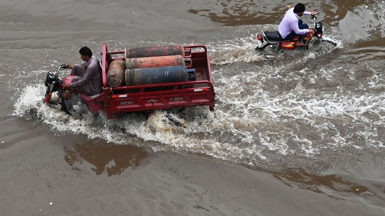 大雨で冠水した道路＝２１日、パキスタン・ラホール/Arif Ali/AFP/Getty Images