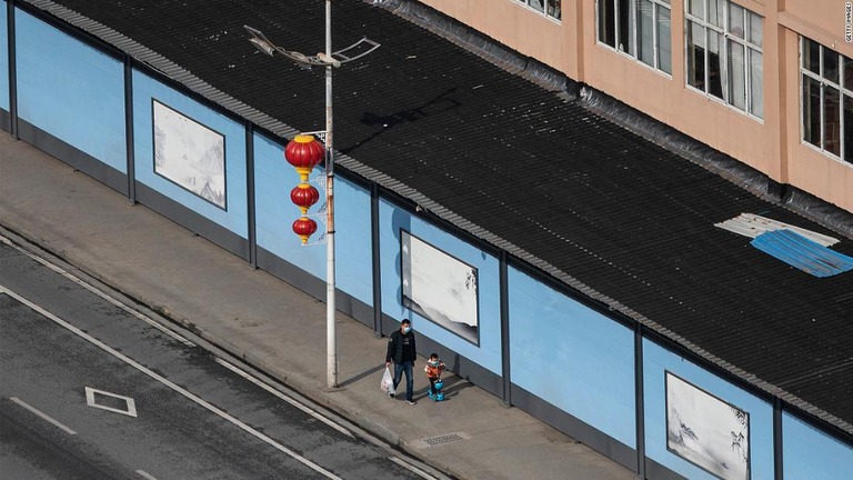 閉鎖された武漢の華南海鮮市場の前を歩く住人/Getty Images