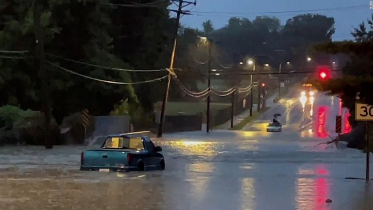 水浸しになったトラック＝２６日、米セントルイス/KMOV