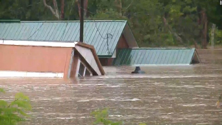 洪水により建物の大部分が水に浸かった＝２８日、米ケンタッキー州東部ブレシット郡
/WKYT