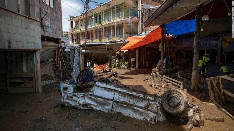 鉄砲水の被害を受けた車両＝７月２９日、イラン・テヘラン北西部/Morteza Nikoubazl/NurPhoto/Getty Images