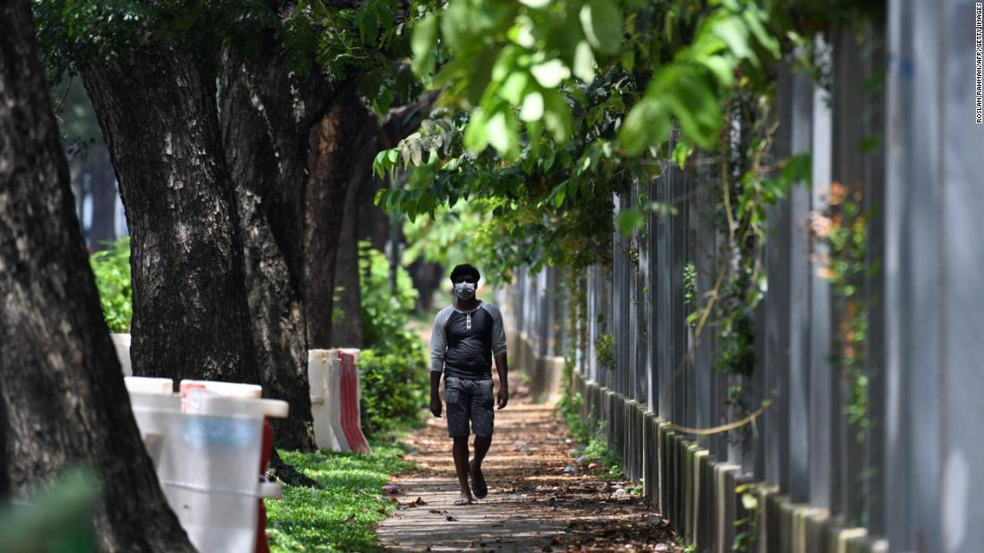 外国人労働者用の寮付近を歩く労働者＝シンガポール・トゥアス/Roslan Rahman/AFP/Getty Images