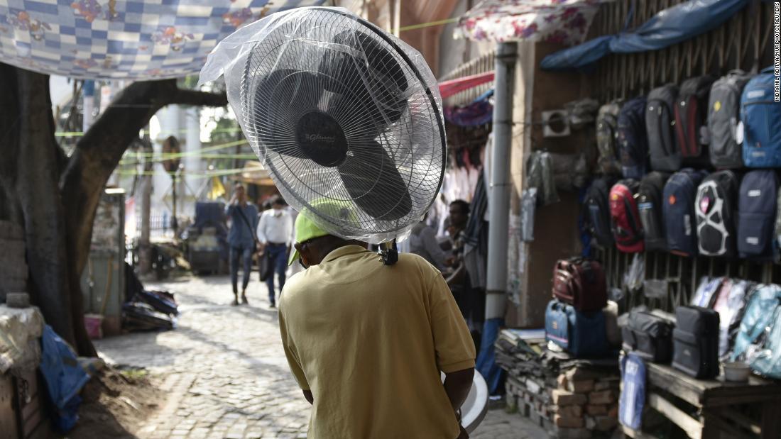 酷暑の中扇風機を運ぶ男性＝インド・コルカタ/Indranil Aditya/NurPhoto/Reuters