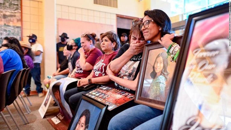 イベントを中止するとしたホンド市議会決議後の遺族ら/Billy Calzada/San Antonio Express-News/ZUMA Press 