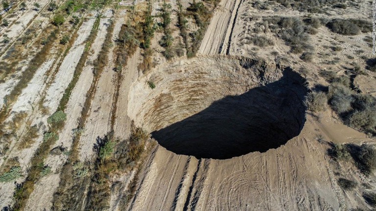 陥没穴を写した航空写真＝１日、チリ・アタカマ砂漠の鉱山近郊/JOHAN GODOY/AFP/AFP via Getty Images