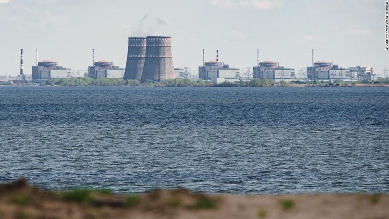 ニコポリから見たザポリージャ原子力発電所/ED JONES/AFP/AFP via Getty Images