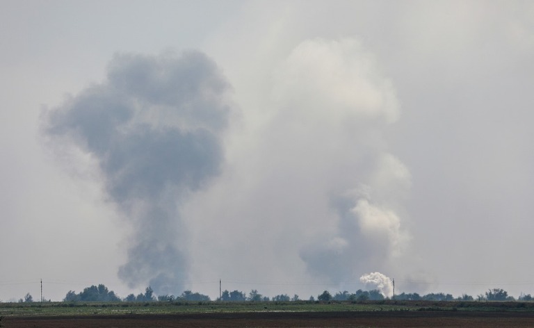 爆発によるものとみられる煙が上空にのぼる様子/Str/Reuters