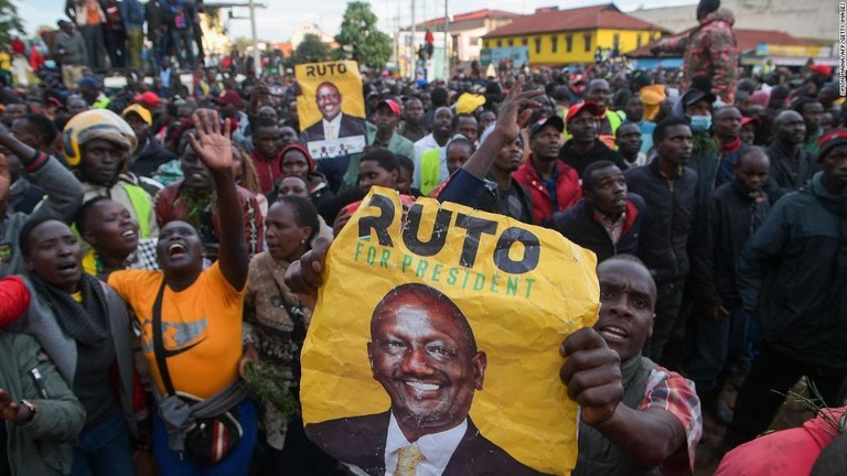 ルト氏の地元エルドレットで歓喜に沸く支持者ら/Simon Maina/AFP/Getty Images