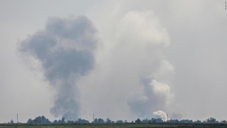 爆発が起きたと見られる地域の上空に煙が上る様子＝１６　日、ウクライナ南部クリミア半島ジャンコイ/Str/Reuters