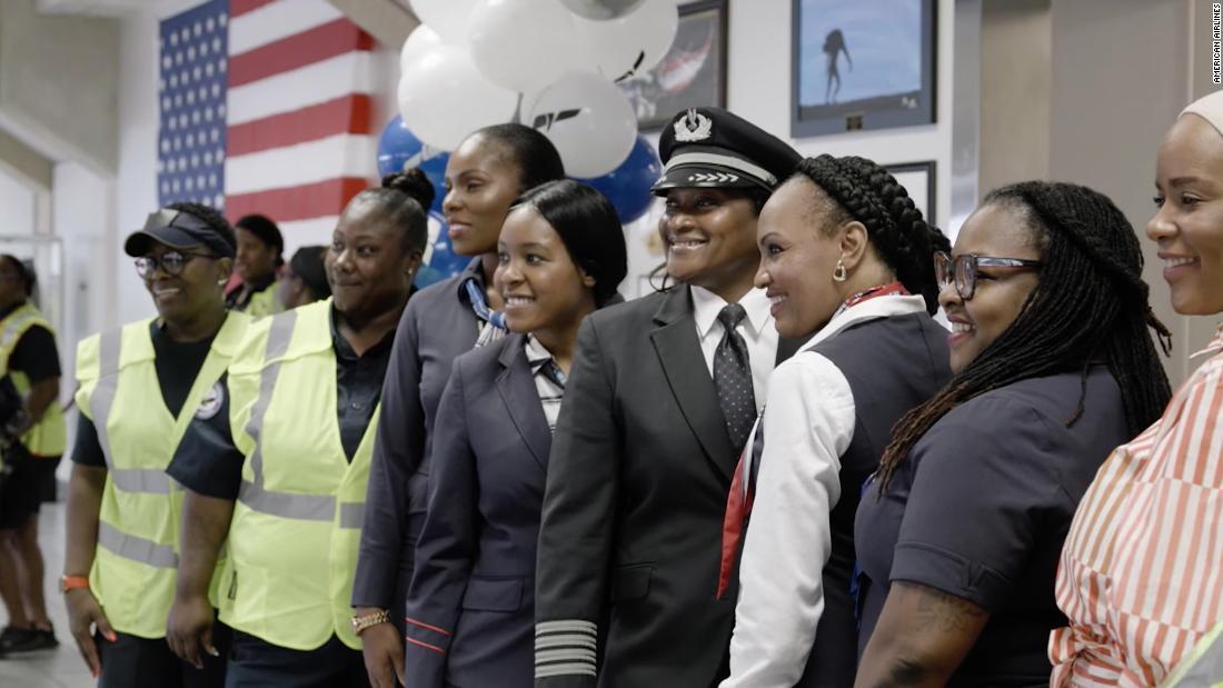 クルー全員が黒人女性、先駆者たたえる 米アメリカン航空 - CNN.co.jp