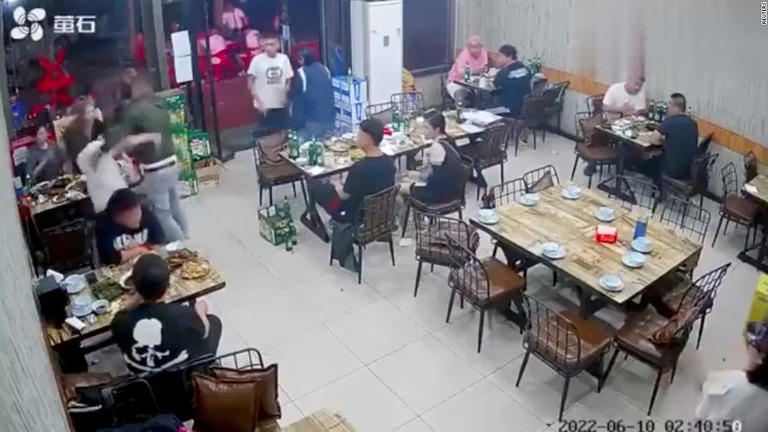 中国北東部で女性客４人が殴る蹴るの暴行を受けて負傷した事件で、２８人が起訴された/Reuters