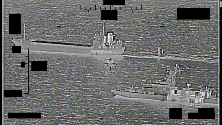 米無人艦を曳航するイランの補助艦（左）への対応で接近する米海軍巡洋艇「ＵＳＳサンダーボルト」＝３０日/US Navy