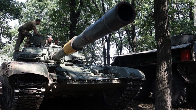 ドネツク州の前線で自軍の戦車の上に立つウクライナ軍の兵士/Anatolii Stepanov/AFP/Getty Images