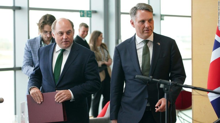 ウォレス英国防長官（左）とマールズ豪副首相兼国防相（右）＝８月３１日/Peter Byrne/PA Images/Getty Images