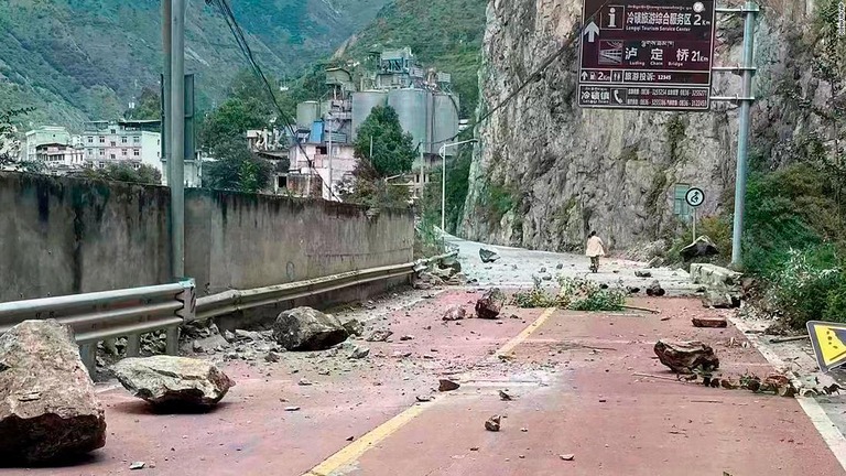 落下した岩が道路上に散乱している様子＝５日、四川省/Xinhua/AP