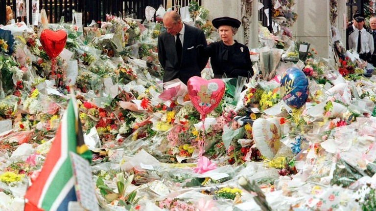 ダイアナ妃の死後、バッキンガム宮殿に寄せられた追悼の花束/Pool/AP